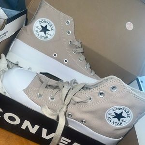 Womens size 8 Lugged High Converse